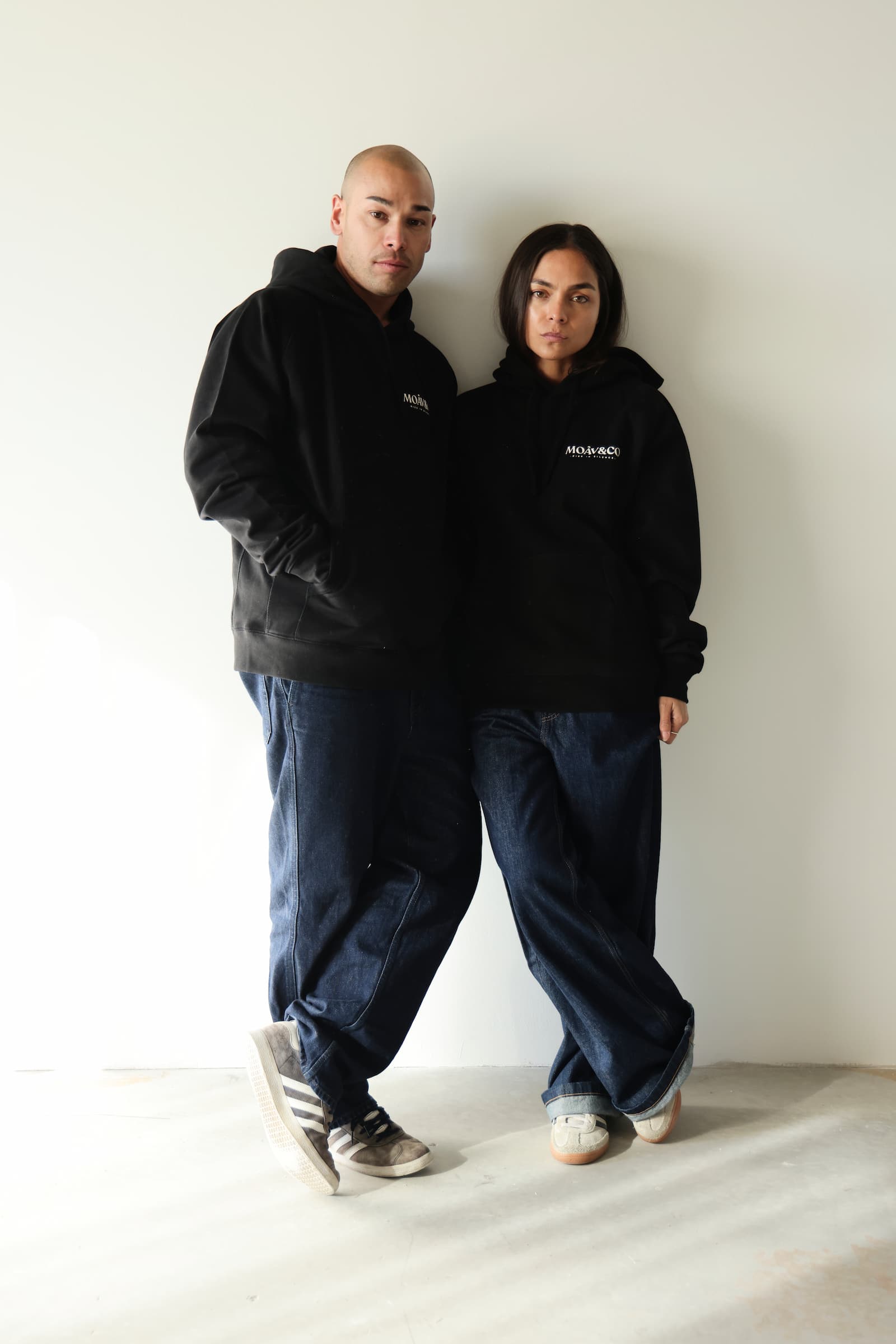 En la imagen, Hoiki mide 1,75 m y viste la talla M.
Daniela mide 1,60 m y viste la talla S.